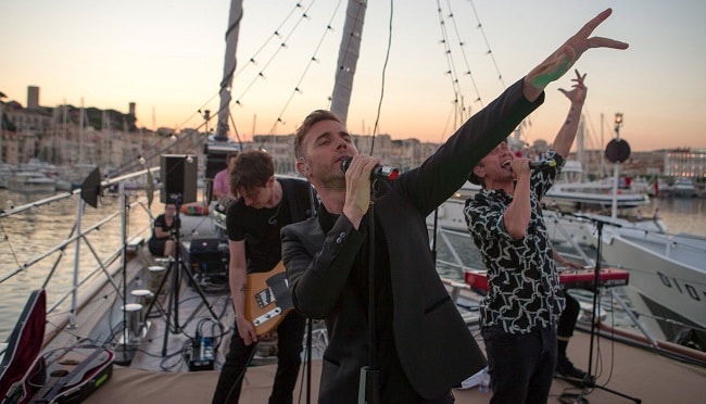 #CannesYouFeelIt – Take That And Fat Boy Slim Perform On News Corp Yacht